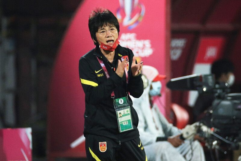 但当前夫拉着她为儿子送行，她还是亲吻了他的儿子，祝他好运，三个人拥抱在一起。